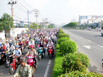 Localities are confused on how to collect road maintenance fee from motorbikes (Photo: SGGP) Localities are confused on how to collect road maintenance fee from motorbikes (Photo: SGGP)